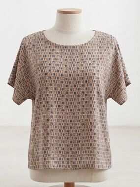 Le Lis| Beige & Blue Whimsy Penguins Print Short Sleeve Scoop Neck Blouse Sz S